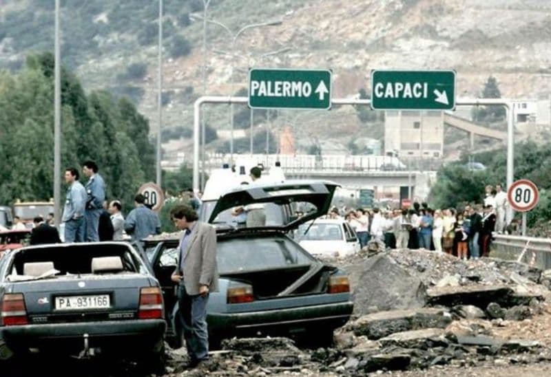 IVREA - La Polizia di Stato ha consegnato l'olio del giardino della memoria al vescovo Cerrato