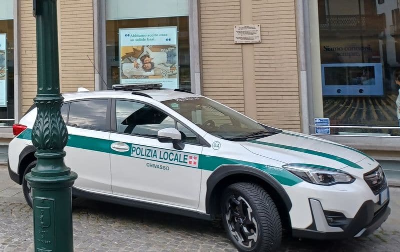 CHIVASSO - Provoca un incidente con l'auto senza assicurazione e intestata al padre morto, poi scappa
