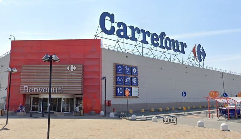 CANAVESE - Supermercati e negozi in sciopero alla vigilia di Pasqua: presidio dei lavoratori davanti al Carrefour di Burolo