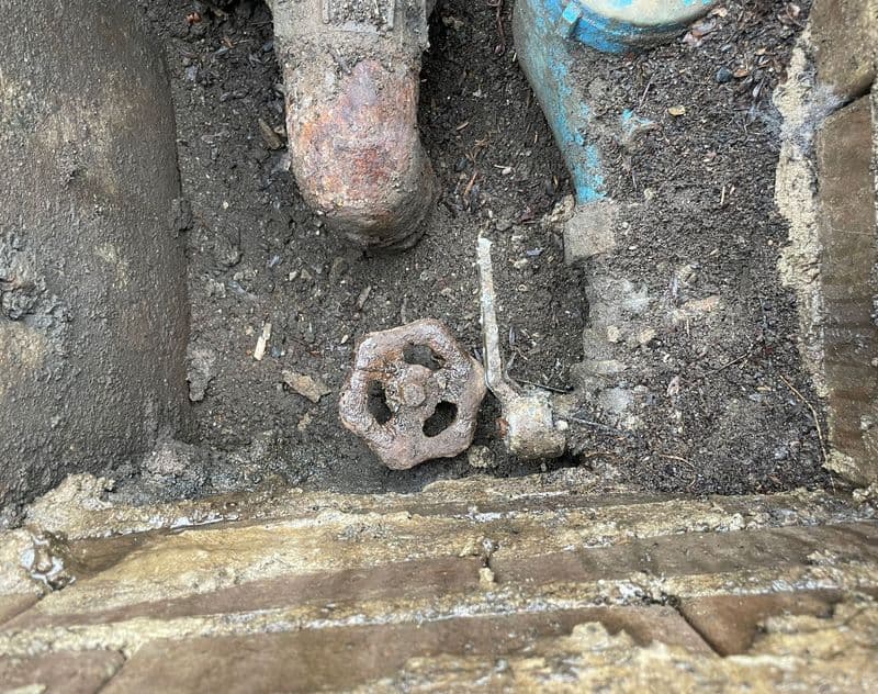 IVREA - Una tubazione rotta all'istituto Cena allaga la pista di atletica