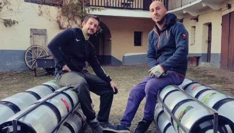 RIVAROLO CANAVESE - Dall'Albania all'Italia su una zattera costruita con materiali di recupero: il viaggio-impresa di Carlo e Gabriele