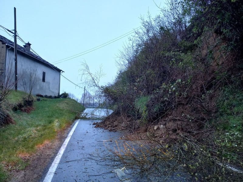 BROSSO-VICO - Frana il versante della collina, strada chiusa al traffico