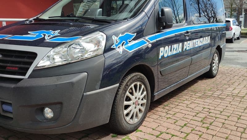 IVREA - Incendio in carcere, detenuti si affrontano a colpi di lamette: «Qui è peggio del Far West»