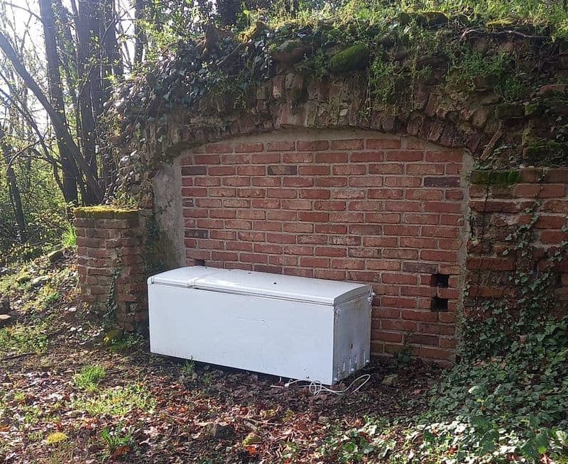 AGLIE' - Maiali in azione anche a Pasqua: un frigorifero abbandonato davanti all'antica ghiacciaia