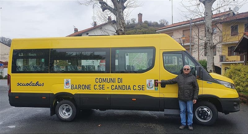 CANDIA-BARONE - Ecco il nuovo scuolabus, esulta il sindaco Mottino: «Questo acquisto significa che collaborare si può»