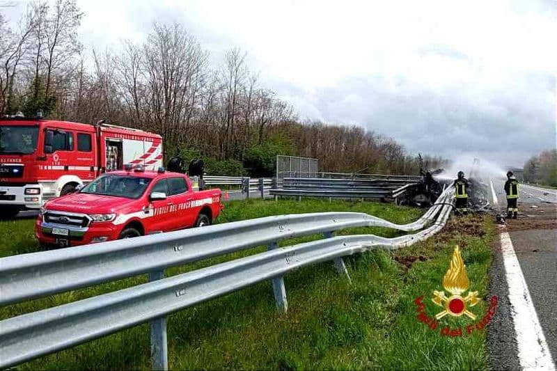 IVREA-SANTHIA' - Ferrari disintegrata nell'incidente, identificata la prima vittima dello schianto - FOTO