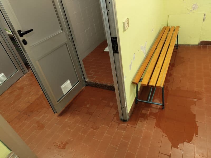 IVREA - Servizi igienici rotti e perdite d'acqua ai bagni della palestra della scuola: lamentele dei genitori - FOTO
