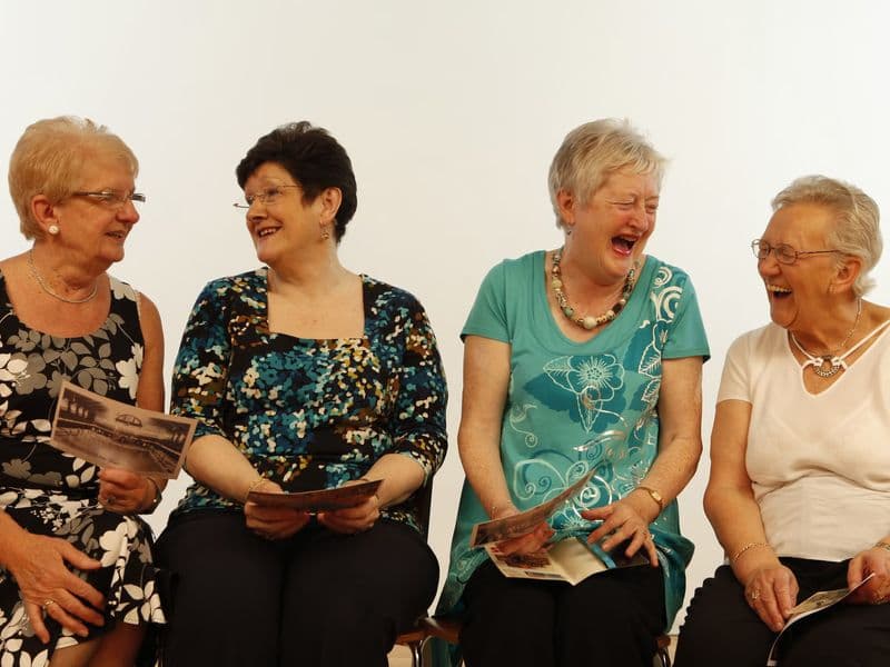 SOCIETA' - Le donne vivono più degli uomini (e il divario è in aumento)