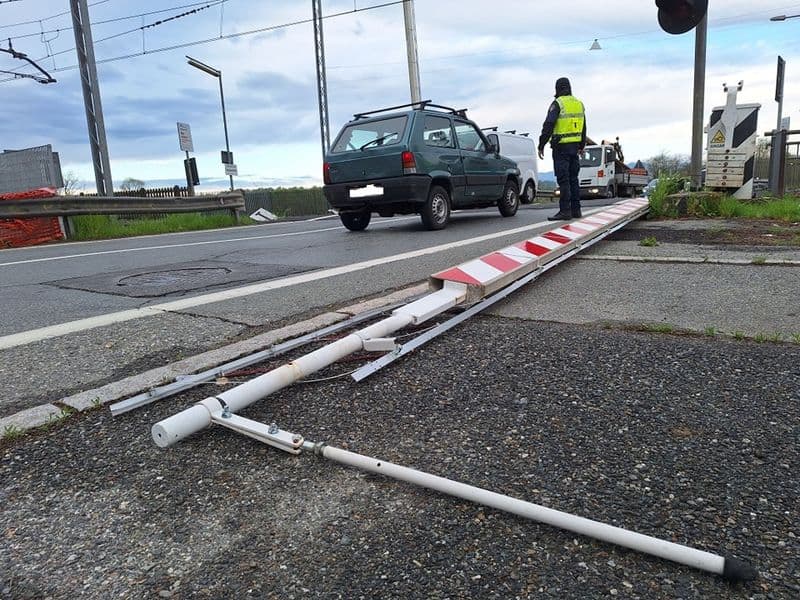 SAN BENIGNO CANAVESE - Abbatte la sbarra del passaggio a livello e se ne va: treni in ritardo per tutta la mattinata