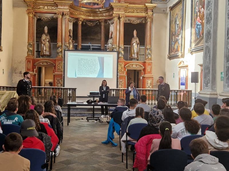 CUORGNE' - Studenti a lezione dai carabinieri su bullismo e pericoli di internet - FOTO