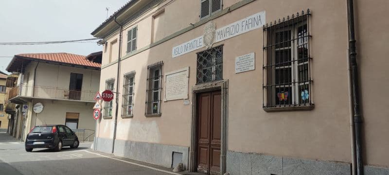 RIVAROLO CANAVESE - Piove dentro all'asilo, il Comune monta un maxi gazebo per far stare tutti all'asciutto