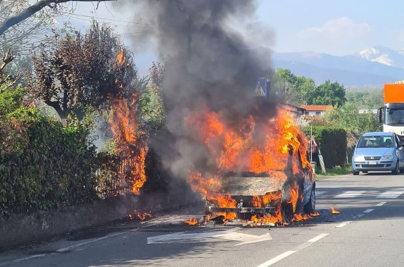 NOLE - Auto in fiamme durante la marcia: intervento di polizia locale e vigili del fuoco - FOTO