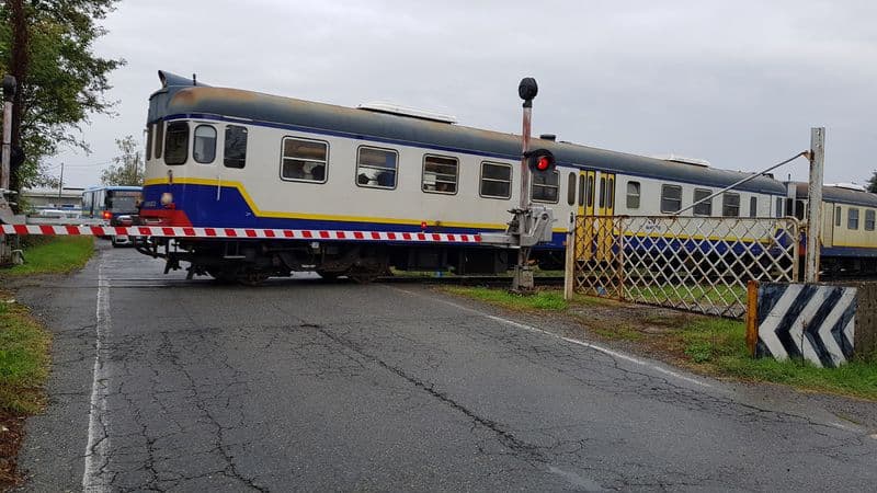 RIVAROLO-PONT CANAVESE - Via i passaggi a livello e due stazioni in vista della riapertura della linea