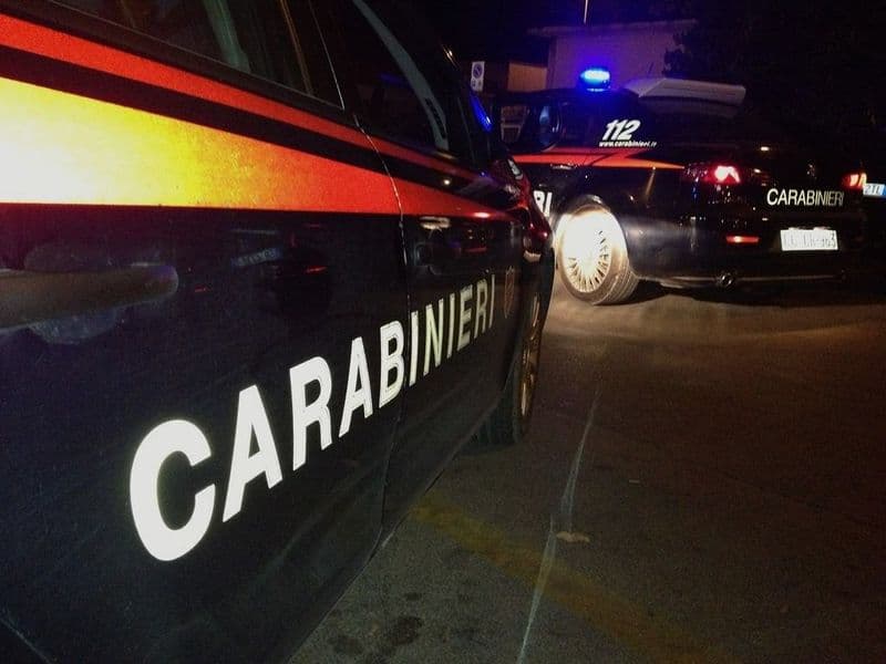 CHIVASSO - Sfonda a colpi di mattone la vetrina di un negozio di abbigliamento: arrestato