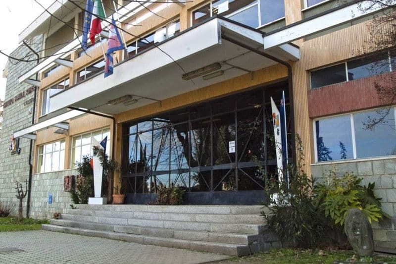 CASTELLAMONTE - Tubo rotto durante i lavori al Faccio, proseguono i lavori di ripristino dei servizi igienici