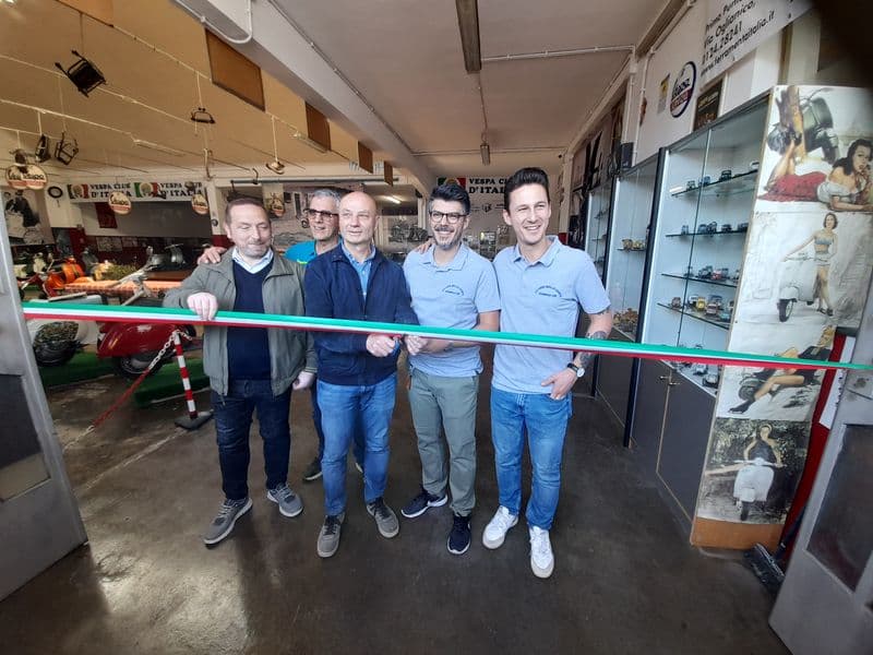 RIVAROLO CANAVESE - Inaugurata in corso Torino «La casa della Vespa» - FOTO