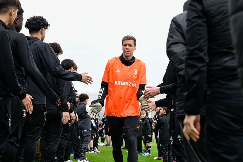 CHIVASSO - Il portiere della Juventus, Wojciech Szczesny, operato al naso dal dottor Libero Tubino