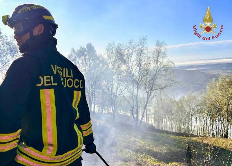ANDRATE - Vasto incendio boschivo sull'alpe Cavanna, al confine tra il Canavese e la provincia di Biella - FOTO