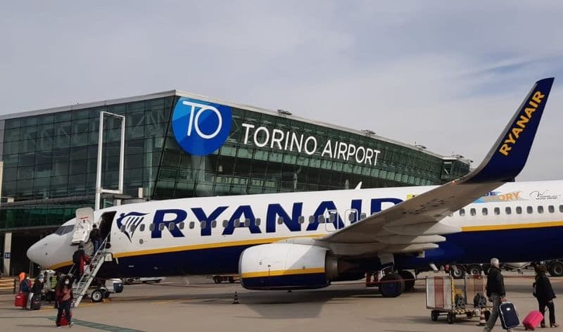CASELLE - Stroncato da un infarto a soli 30 anni sul volo Torino-Lamezia Terme: due medici a bordo hanno tentato di salvarlo
