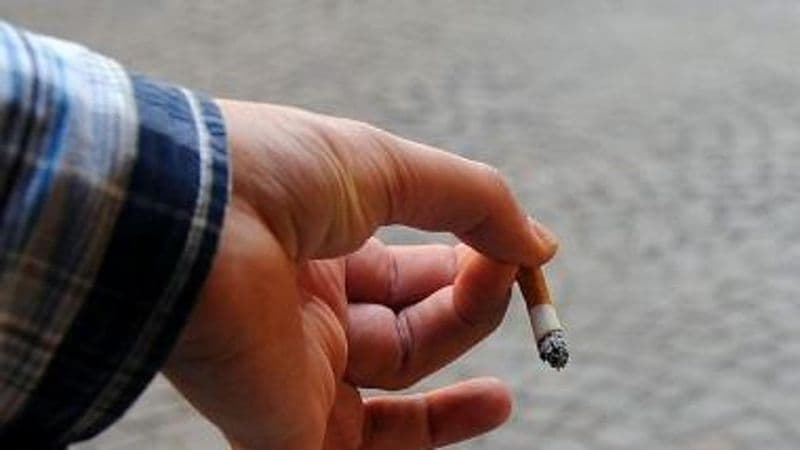 IVREA - Getta il mozzicone della sigaretta a terra in via Palestro, multata di 50 euro