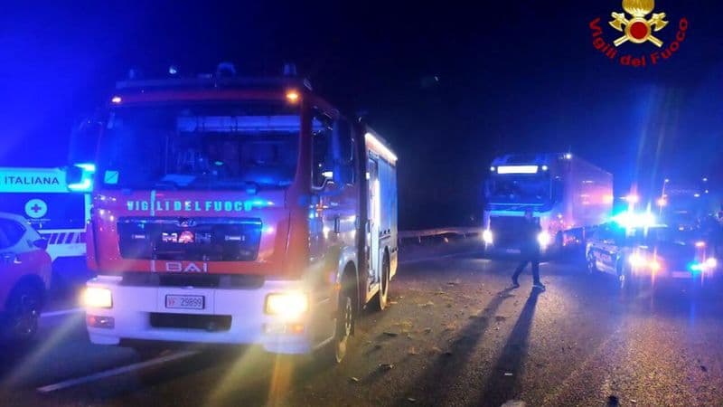CHIVASSO - Incidente sull'autostrada coinvolge il bus della scuola di rientro dalla gita di Praga: studenti illesi