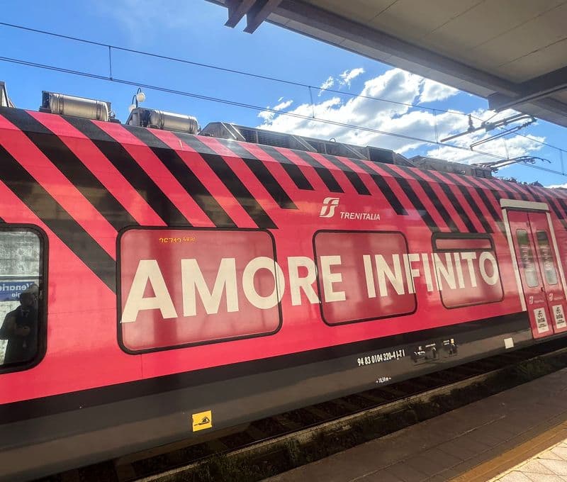 TORINO-CERES - Un treno rosa sui binari a San Maurizio e Ciriè - FOTO