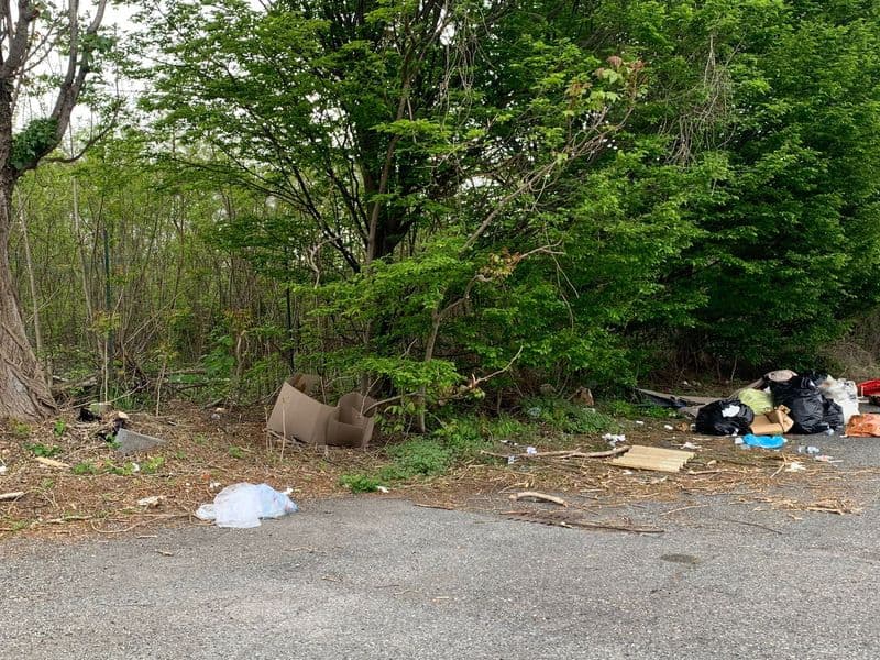 IVREA - La troupe televisiva di Rocco Schiavone se ne va e lascia l'area di sosta dei camper piena di immondizia: è polemica