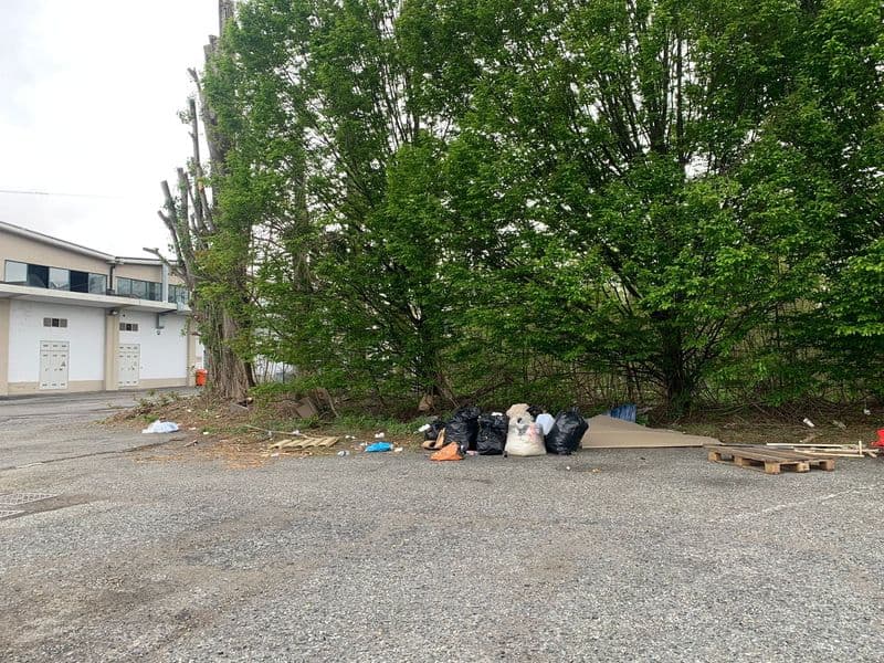 IVREA - «Bidoni ritirati prima della partenza», per questo la troupe di Rocco Schiavone ha dovuto lasciare l'immondizia a terra