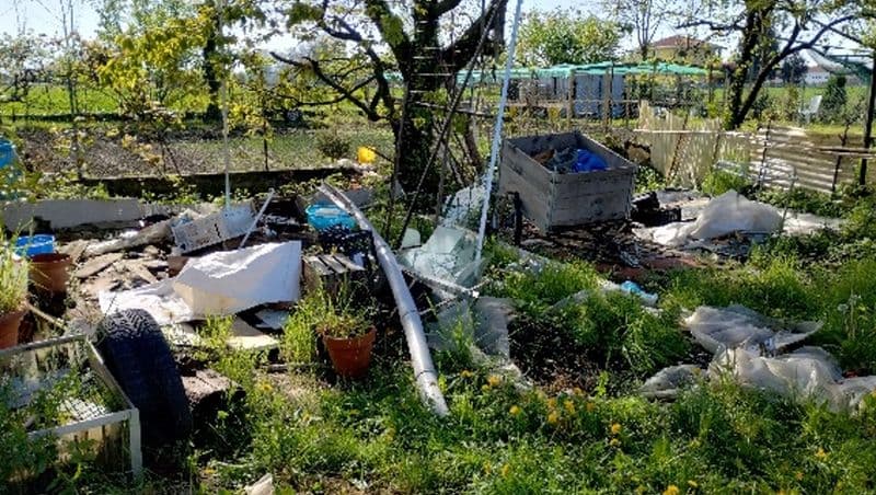 NOLE - Computer, dispositivi elettronici, batterie auto, solventi, oli e vernici nella discarica abusiva scoperta dalla polizia locale