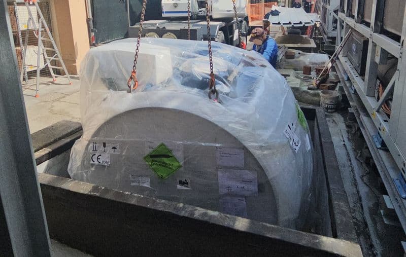 IVREA - Praticato un buco sul tetto dell'ospedale per installare la risonanza magnetica: sarà operativa da giugno - FOTO