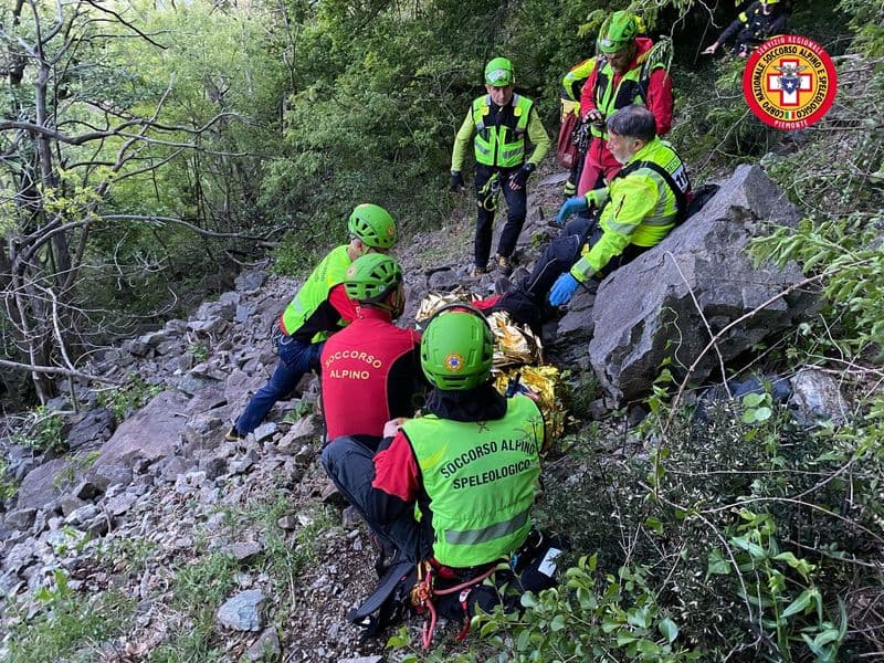 CHIAVERANO - Scivola nel dirupo durante un'escursione vicino al castello di San Giuseppe - FOTO