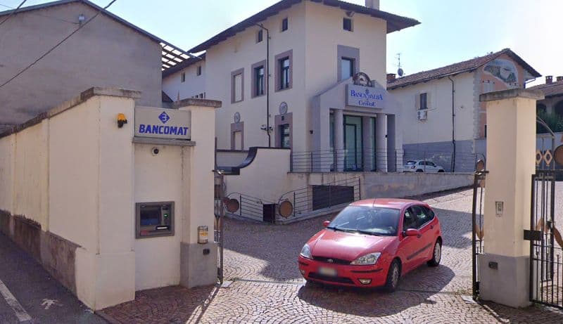 VISCHE - Tentano di far saltare in aria il bancomat della Banca d'Alba ma sono costretti a scappare a mani vuote