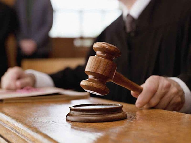 SAN BENIGNO CANAVESE - Si becca il Covid, ma va al bar con gli amici: 36enne nei guai con la giustizia