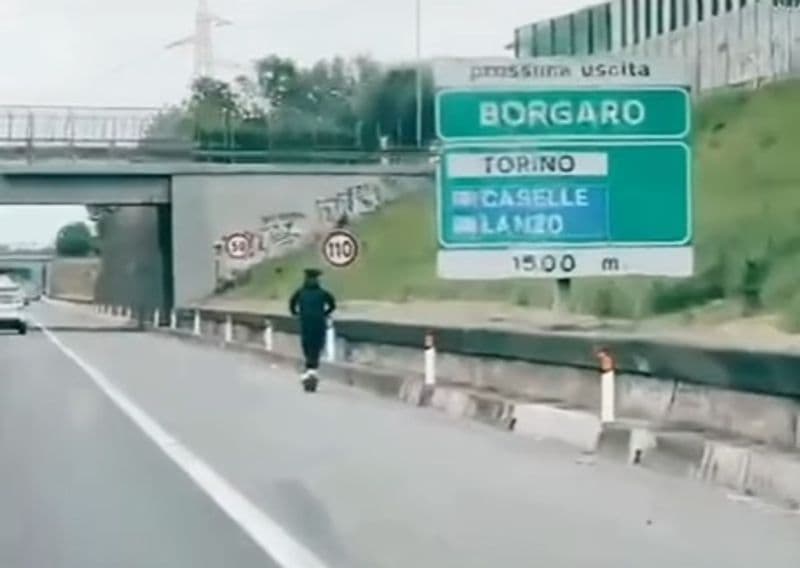 BORGARO - Va in tangenziale con il monopattino sulla corsia d'emergenza