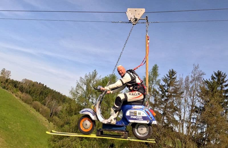 RECORD - In volo da un trampolino in sella alla Vespa