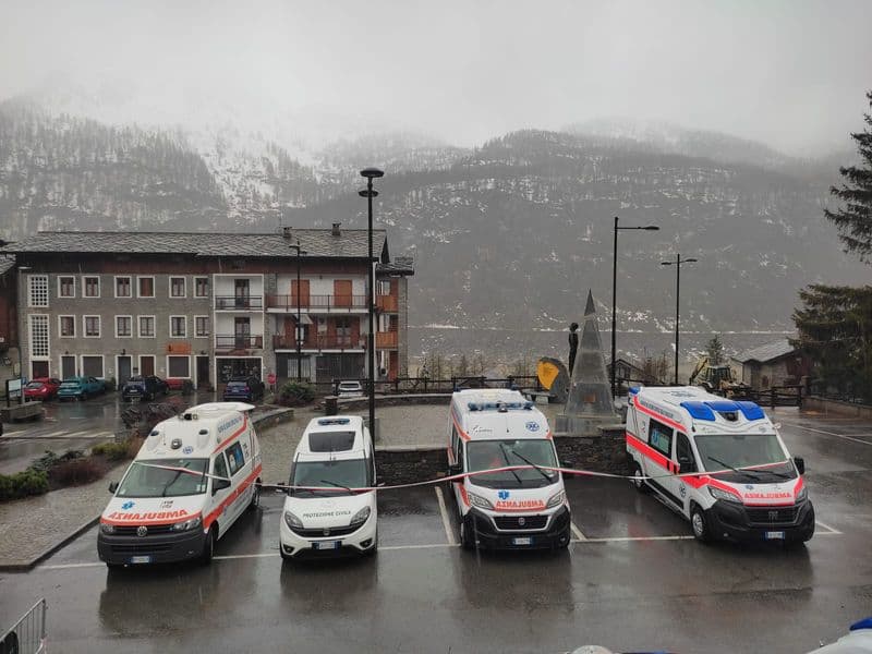 CERESOLE-NOASCA - Assistenza medica per residenti e turisti: inaugurate due ambulanze e un mezzo della protezione civile - FOTO