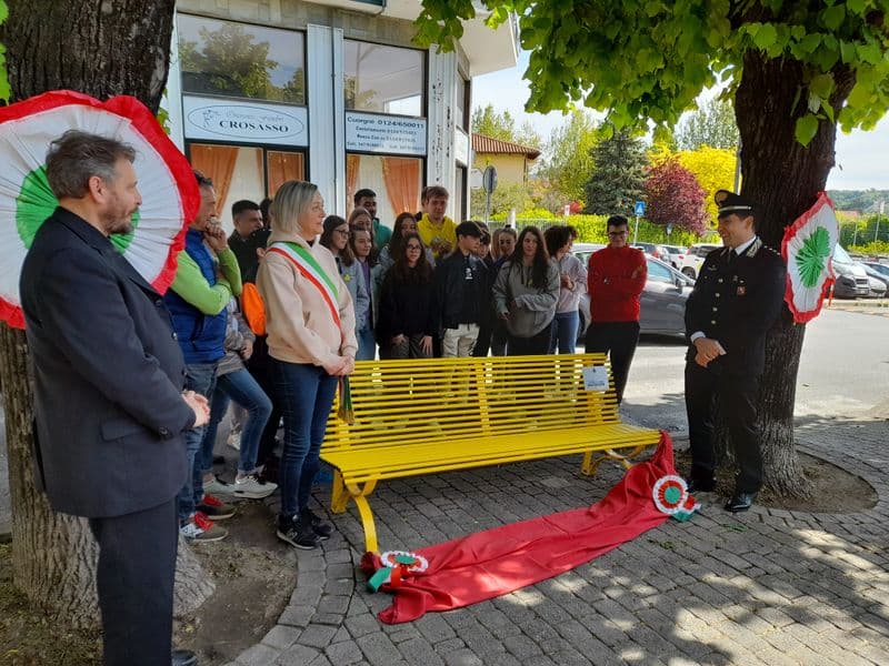 CUORGNE' - Inaugurata la panchina della legalità: don Valerio Chiovaro incontra i ragazzi delle scuole - FOTO e VIDEO