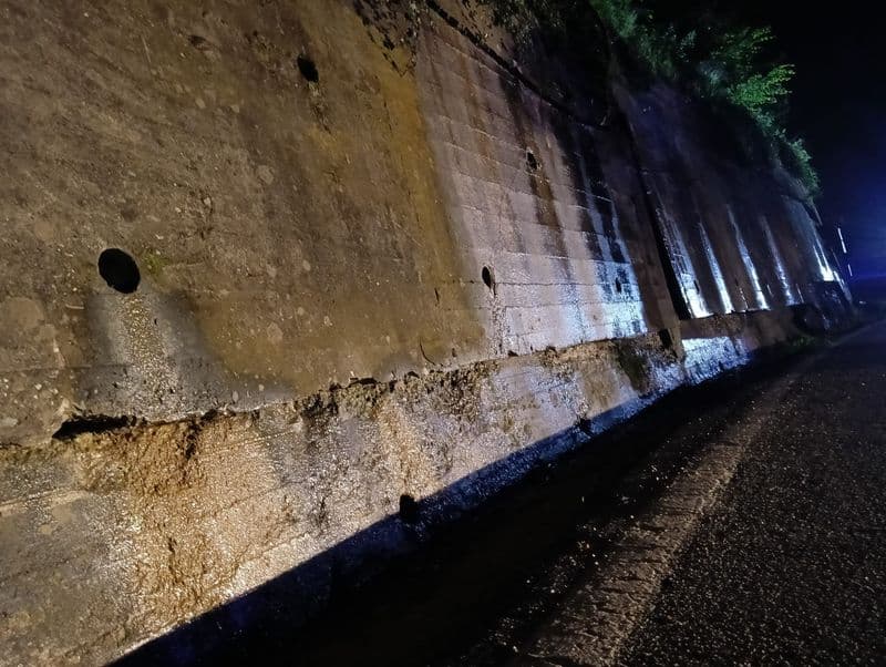 BORGOFRANCO D'IVREA - Cede un muro di contenimento, evacuate due famiglie - FOTO