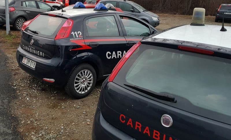 BARBANIA - Esce dalla caserma dei carabinieri, scivola sui gradini e sbatte la testa a terra: morto sul colpo