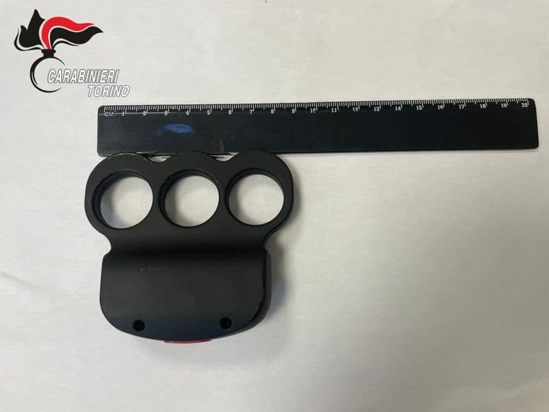 MONTALTO DORA - Tenta di imbucarsi alla festa dei coscritti con un tirapugni: denunciato dai carabinieri - FOTO e VIDEO