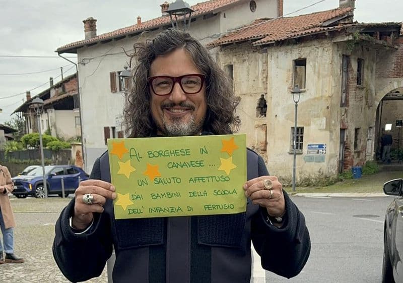 PERTUSIO - Festa e folla di curiosi per Alessandro Borghese: il saluto speciale dei bimbi della scuola - FOTO