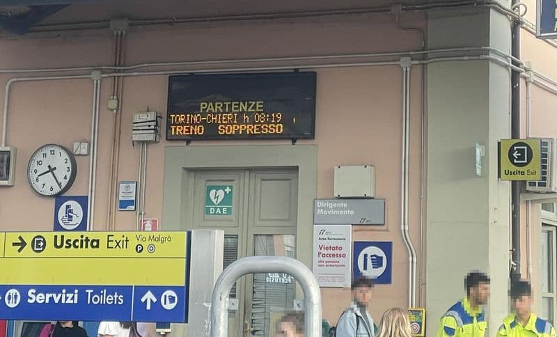 BOSCONERO - Guasto alla ferrovia, treni fermi sulla Rivarolo-Chieri: pendolari a piedi in stazione