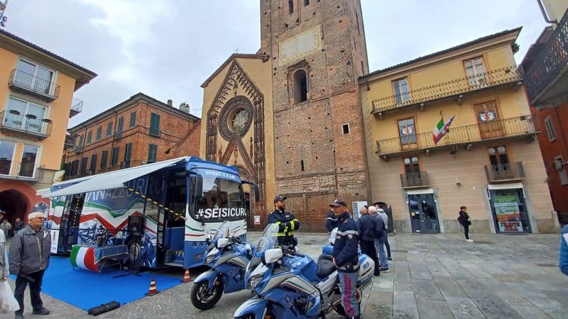 CHIVASSO - Sicurezza stradale, studenti a lezione con gli agenti della polizia di Stato - FOTO