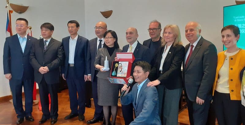 CASTELLAMONTE - La Cina è più vicina: il libro sulla ceramica sarà tradotto e distribuito nella «Terra del Dragone» - FOTO