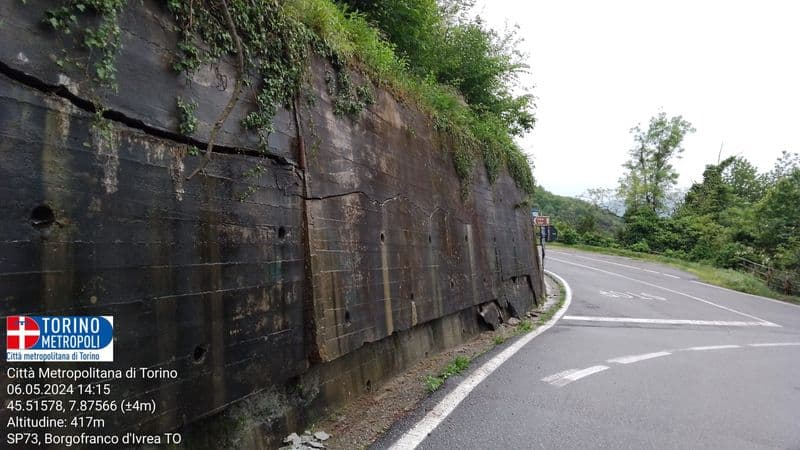 BORGOFRANCO D'IVREA - Cede il muro, la provinciale resta chiusa - FOTO