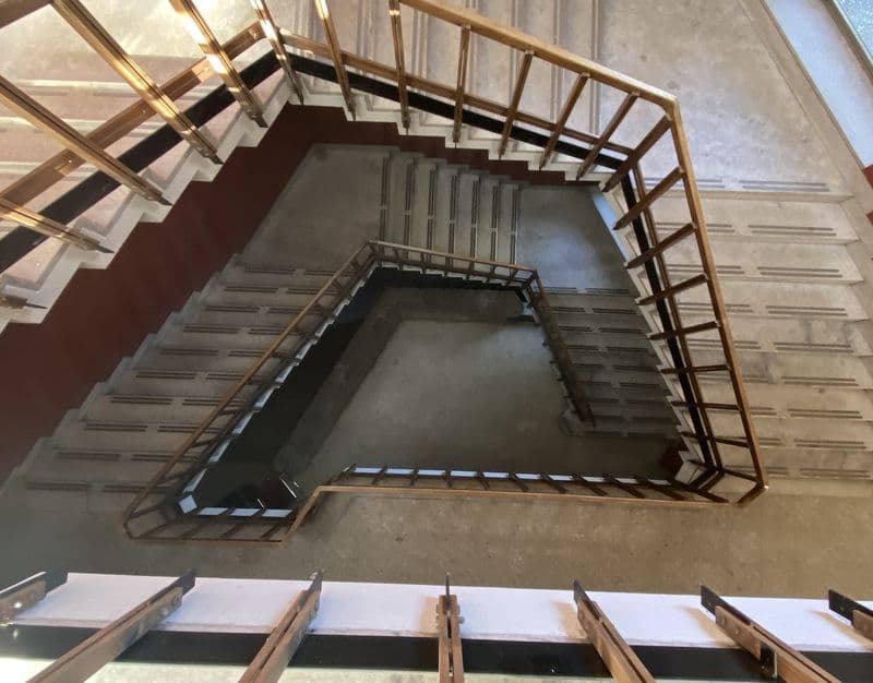 IVREA - «L'Alveare»: Olivetti oltre la forma nella biblioteca del centro servizi