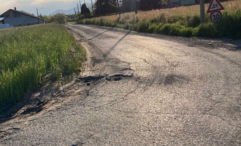 FAVRIA - Voragini nell'asfalto e strada ai limiti della praticabilità: protestano i residenti della zona - FOTO e VIDEO