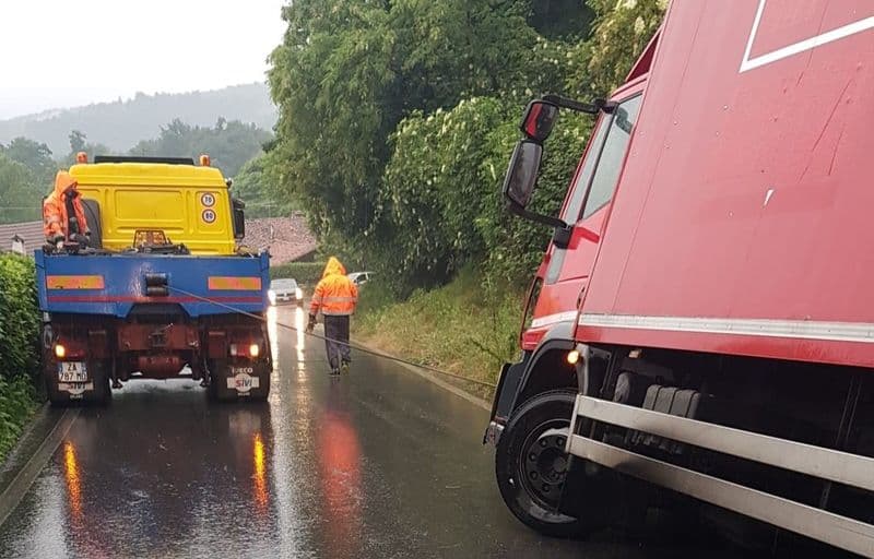 RIVARA - Camion finisce fuori strada sulla provinciale 23 per Levone