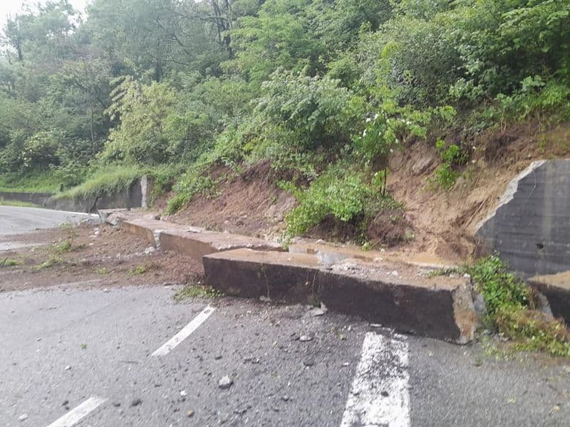 BORGOFRANCO D'IVREA - Maltempo, crollato del tutto il muro di contenimento sulla provinciale 73 - FOTO