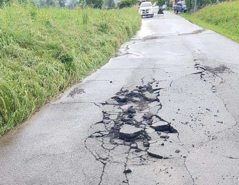 RIVARA - Tubo sotterraneo rotto, si sgretola l'asfalto: chiusa via Barbania